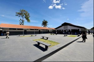 A nova sede da escola conta com bloco istrativo, biblioteca, laboratórios de ciências e de informática, salas de aula, refeitório, sanitários e estrutura completa de ibilidade e segurança.
